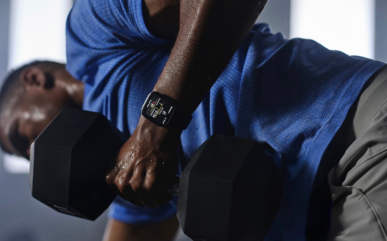amazfit-bip-6-with-man